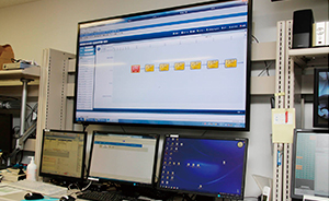 ARIAでは1台の端末で治療業務に必要なさまざまな情報を参照可能。操作室の60インチモニタではARIAの情報を表示してスタッフが共有できる。