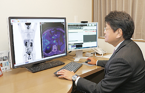 健診では受診者に画像を見てもらいながら結果説明を行っている。