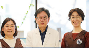 武田氏（中）と自立支援員のやまざきひさこさん（左）とさくましほこさん（右）