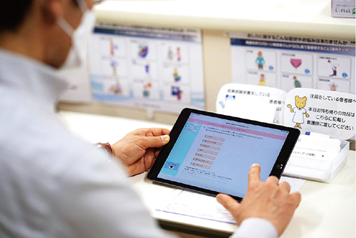 定期的に外来受診するIBD患者は，診察前にiPad（FileMaker Go）で自身の生活状況を回答する。
