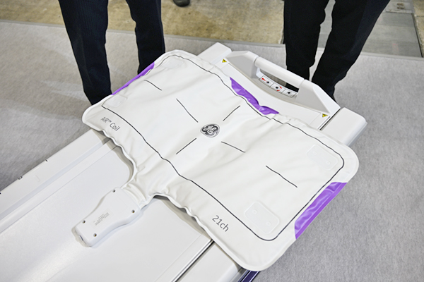 「SIGNA Champion」と組み合わせることで，被検者の負担を軽減する「AIRコイル」