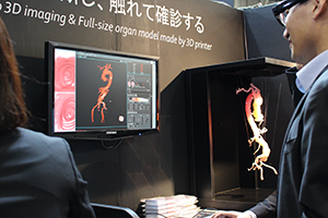 3DモニタeXtationと3Dモデルを並べて展示し，立体感を体感