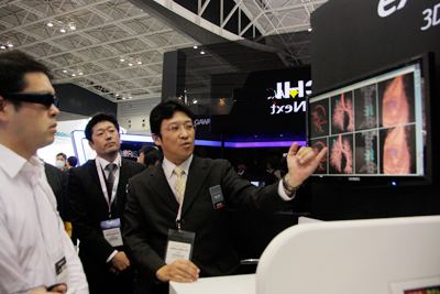 ステレオ画像表示機能「eXtation，3D Realizer」