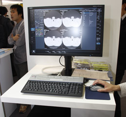 スタートボタンなどを一体化した操作卓のキーボード。コンパクトな検査空間を提供する
