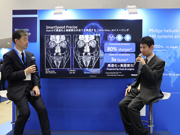藤間憲幸氏（北海道大学，右）がSmartSpeed Preciseの臨床的有用性を紹介