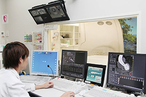 Aquilion ONEのコンソールを操作する三井宏太技師