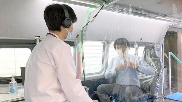 豊田医療センターの発熱外来にてネクステートを用いて診察する様子 豊田医療センターの発熱外来にてネクステートを用いて診察する様子
