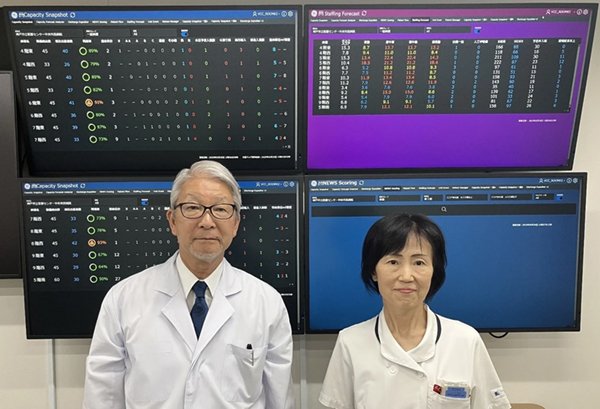 「ボリュームコントロールセンター(VCC)」にて。左：病院長 木原康樹氏　右：副院長兼看護部長 藤原のり子氏