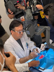 [模擬手術のデモンストレーションの様子]　実際の心臓手術を想定し，軟質素材で製作されたMedipreX®に対し切開や縫合などを行う様子。