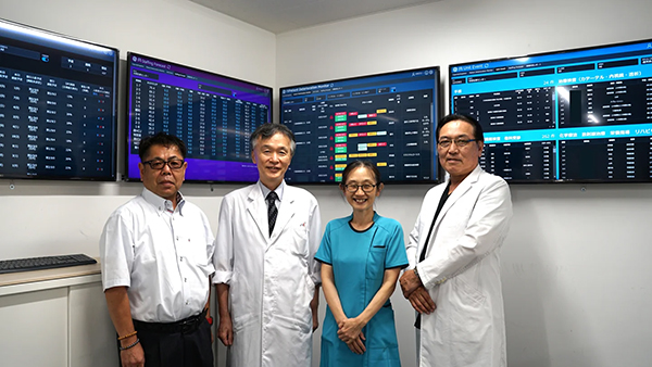 （写真左から松谷事務部長，川端院長，髙田看護部長/院長補佐，白神副院長）