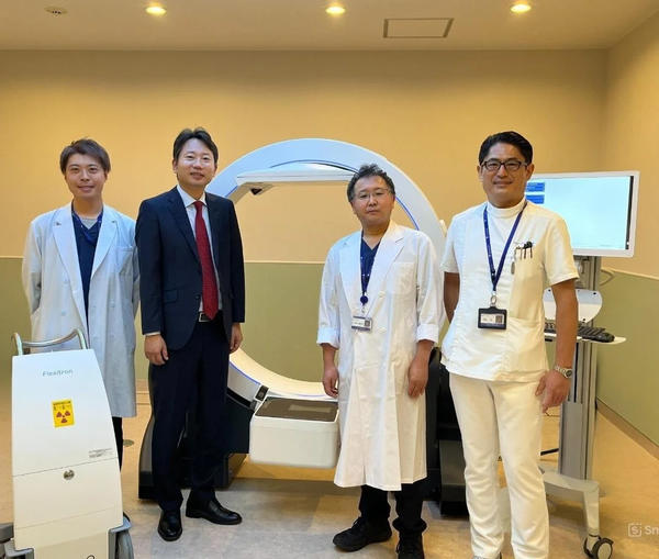 （写真右から）帝京大学医学部附属病院　産婦人科 主任教授　長阪一憲氏，放射線科 病院教授 白石憲史郎氏，エレクタ株式会社 代表取締役社長 有岡広紀氏，放射線科 品質管理室　医学物理士 熊谷仁氏