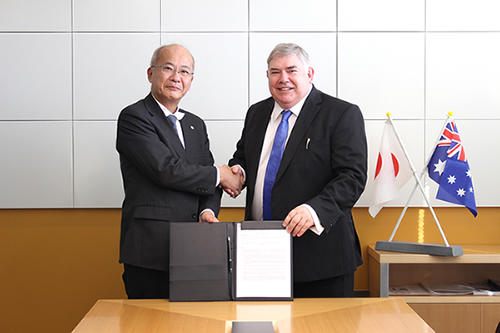 Austin HealthのDr. Mark Horriganと同社 常務執行役員 医用機器事業部長 伊藤邦昌氏 Austin HealthのDr. Mark Horriganと同社 常務執行役員 医用機器事業部長 伊藤邦昌氏