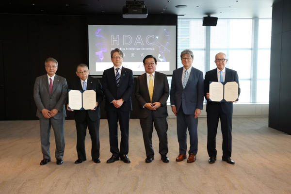 HDAC幹事大学協定締結式にて。(左から)学校法人藤田学園 湯澤由紀夫副理事長,星長清隆理事長,平将明デジタル大臣,村井純 藤田医科大学ヘルスデータアーキテクチャセンター長/慶應義塾大学特別特区特任教授,迫井正深厚生労働省医務技監,学校法人順天堂 新井一理事長補佐 HDAC幹事大学協定締結式にて。(左から)学校法人藤田学園 湯澤由紀夫副理事長,星長清隆理事長,平将明デジタル大臣,村井純 藤田医科大学ヘルスデータアーキテクチャセンター長/慶應義塾大学特別特区特任教授,迫井正深厚生労働省医務技監,学校法人順天堂 新井一理事長補佐