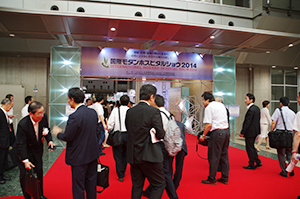 開幕とともに会場に入る入場者