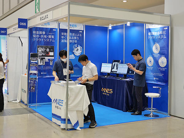 クラウドネイティブのPACS「LOOKREC」を核にした製品を展示したエムネスブース クラウドネイティブのPACS「LOOKREC」を核にした製品を展示したエムネスブース