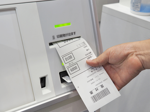 受付票と診察券を同時に受け取れるように工夫し，カードの取り忘れを防ぐ。