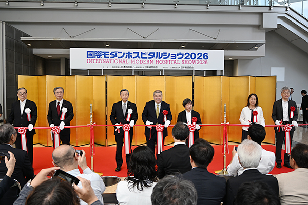 例年恒例のテープカットで開幕（写真左から大道　久氏，引野隆志氏，相澤孝夫氏，森　真弘氏，池端幸彦氏，橋本美穂氏，松原研二氏）