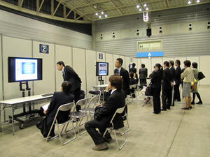 展示ホールAのCyPos閲覧会場 順番待ちの行列が絶えない。