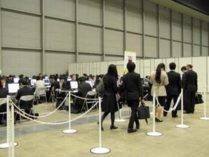 展示ホールAのCyPos閲覧会場 順番待ちの行列が絶えない。