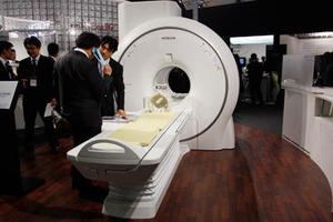 超電導1.5T MRI 「ECHELON RX」 昨年のITEMが中止となったため，ITEMでは初展示となる 「ECHELON RX」は，新コイルシステムなどによりワークフローの向上を図っている。