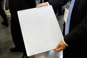 11インチ×14インチの新型ワイヤレス小型FPD