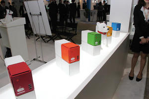 専用通信装置「NOBORI-CUBE」のモックアップを展示
