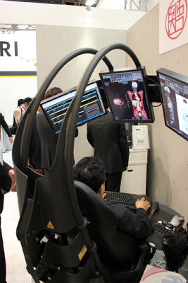 ブース内で展示されていた株式会社おといちによるサソリ型のコンピュータワークステーション（EMPEROR）を使った読影環境
