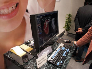 2011年に買収した米国バイタル・イメージ社のWSを参考出品