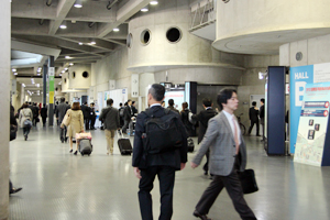 ITEM会場に急ぐ機器展示関係者
