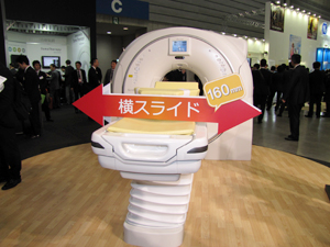 128スライスとなった64列CT装置「SCENARIA」。従来の64列装置からのバージョンアップが可能。