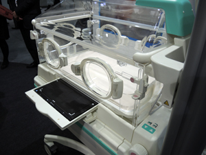 保育器にセットされた「AeroDR1012HQ」