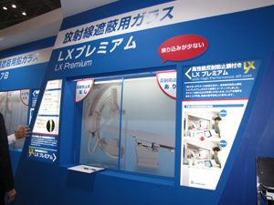 新たに開発された「高性能反射防止膜付きLXプレミアム」（右）