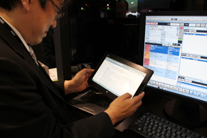 タブレット端末を利用した装置管理システムを展示
