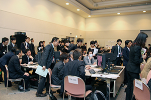 立ち見での参加も多数あった。