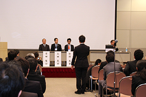 学生対象講演の演者に質問する学生