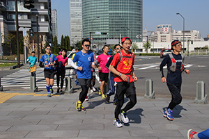 週末の朝には市民ランナーがあちこちに
