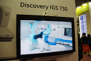 術者を妨げないCアームの動きが特長のDiscovery IGS 730