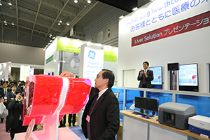 Liver Solutionのプレゼンテーションに参加した近畿大学医学部放射線医学講座教授の村上卓道氏