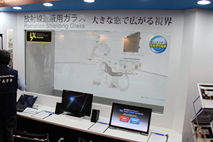 ブースを大きく使用して展示された最大寸法1200×2600mmのLXプレミアム
