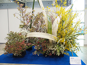 展示ホールAのITEM会場ゲート前に飾られた華やかな生け花