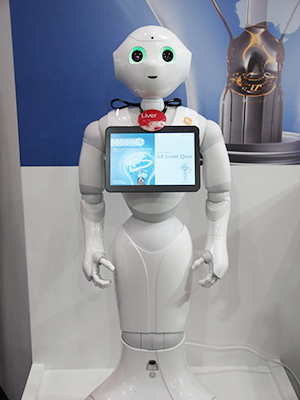 ブースの各所でPepperがお出迎え