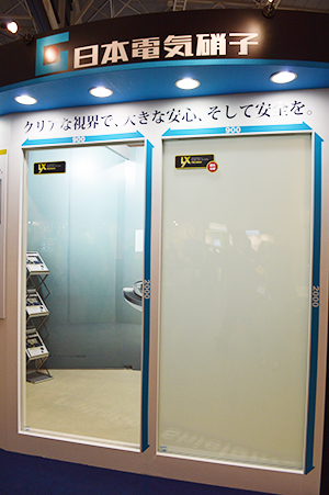 放射線遮蔽用ガラス「LXプレミアム」（写真右は調光スクリーン使用時）
