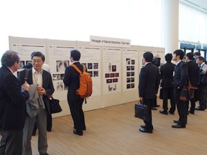 メインホール前に設けられたイメージ・インタープリテーション展示
