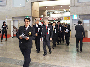 開会式後，会場内を視察