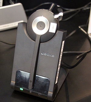 Jabra PRO935はマイク型よりも扱いが難しいが，完全なハンドフリーの音声入力を実現する。