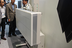 ロングパネルと撮影台の可動性で長尺撮影をサポートする「CALNEO GL＋FM-PL1」