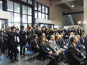 多くの関係者を集めた開会式