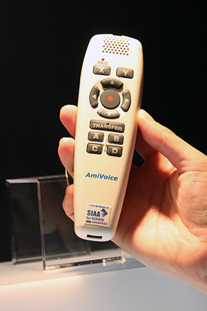 新規に展示された自社開発の音声入力マイク「AmiVoice Front SP01」