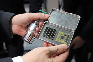 検出器がフォトマル（左）から半導体（右）となることで精度の高い検出が可能となる。