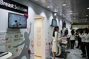 “Breast Solution”コーナーでは検診車の模擬展示からマンモ，超音波診断装置をそろえ，乳がん診療に対応することをアピール